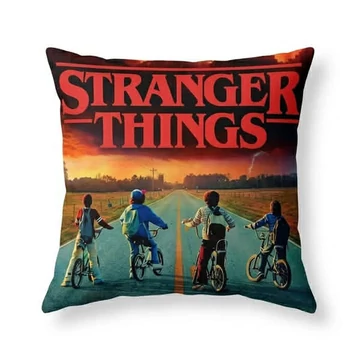 Stranger Things díszpárna huzat – ikonikus biciklis jelenet