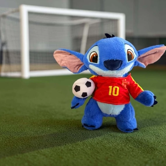 Stitch focis plüss figura – piros mezben labdával 32cm