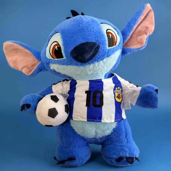 Stitch focis plüss figura – Argentina mezben labdával 32cm